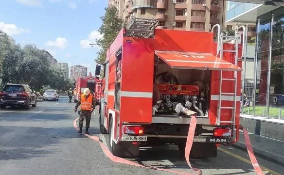 Bakıda binada güclü yanğın: Çox sayda insan təxliyə olundu