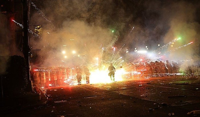 Aksiyaçılar pirotexniki vasitələrlə polislərə müqavimət göstərir - Tiflisdə SON DURUM