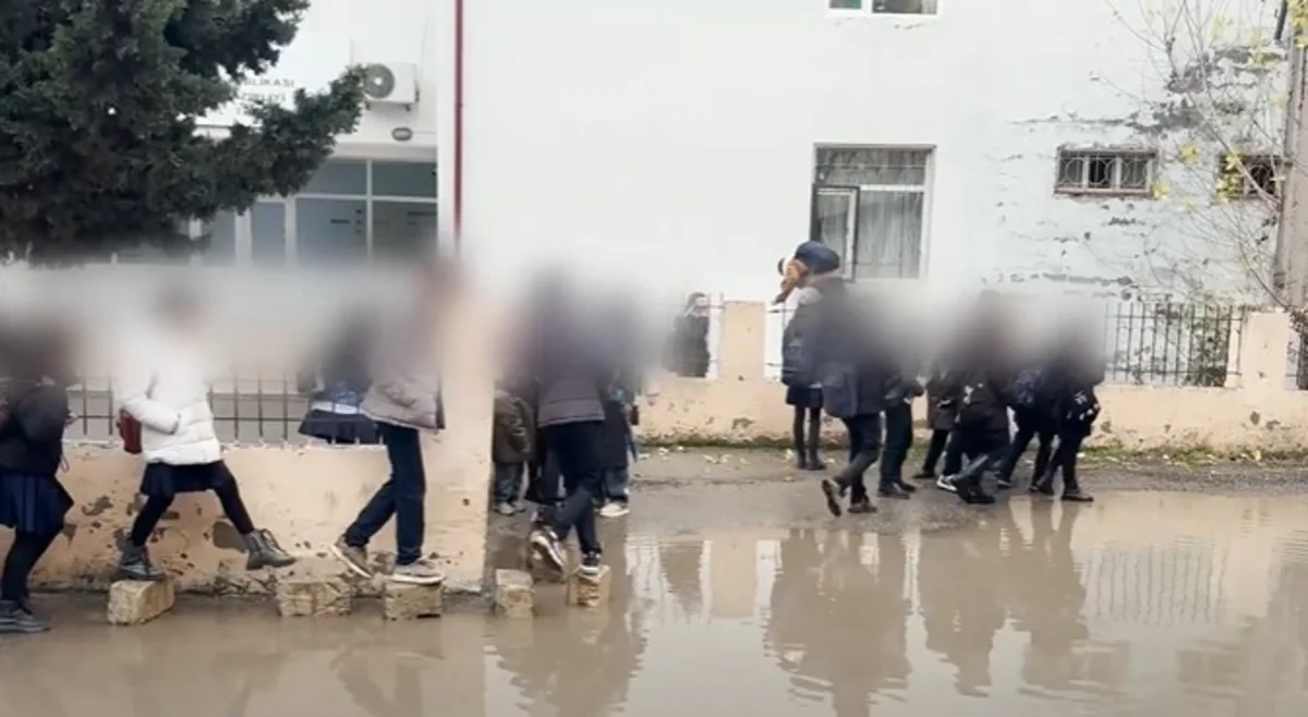 Sumqayıtda şagirdlər yağış sularına görə ÇIXILMAZ VƏZİYYƏTDƏDİR - NARAZILIQ