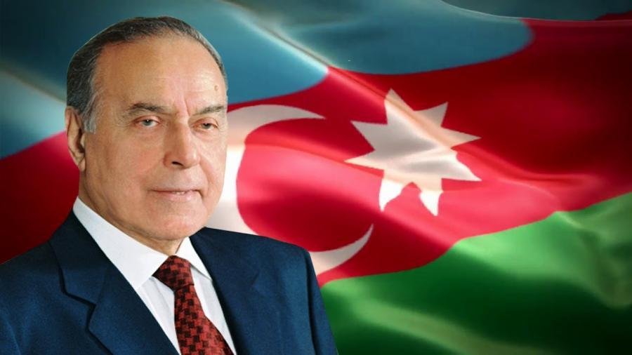 Professor yazır: "ƏBƏDİYYƏTƏ ÇEVRİLƏN LİDER PORTRETİ"