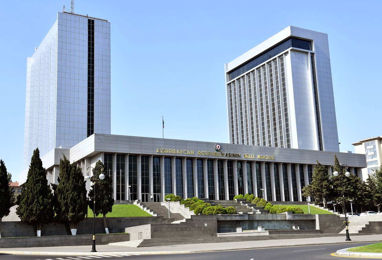 Parlament bu gün ƏSGƏRLİKLƏ BAĞLI qanunu müzakirə edəcək - GÜNDƏLİK