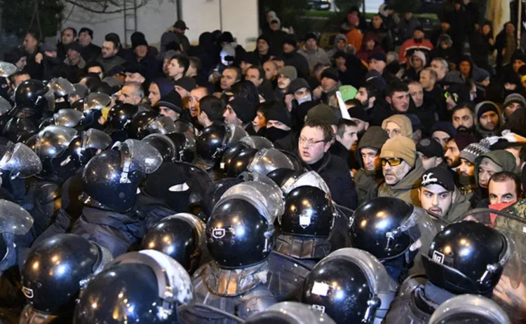 Ölkədə vəziyyət daha da GƏRGİNLƏŞDİ, minlərlə insan Azadlıq Meydanına axışdı - Xüsusi təyinatlılar və polis təcili hərəkətə keçdi