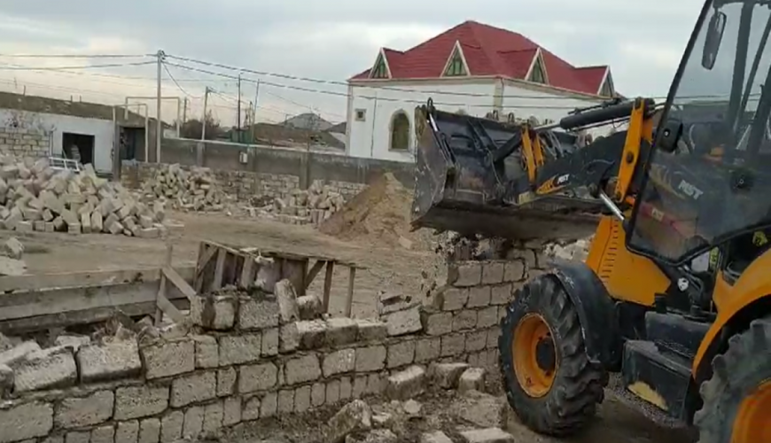 Bu ərazidə qanunsuz tikili söküldü - FOTOLAR