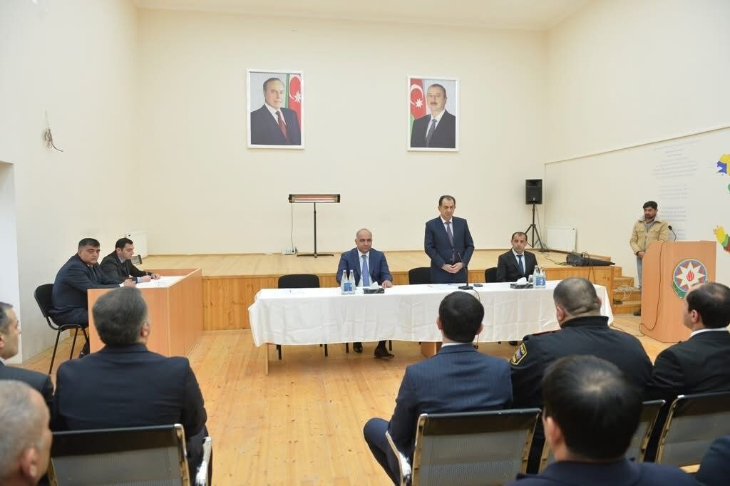 Səyyar qəbulda soyuqdan üşüyən icra başçıları: Paylaşdıqları həmin fotonu tez sildilər