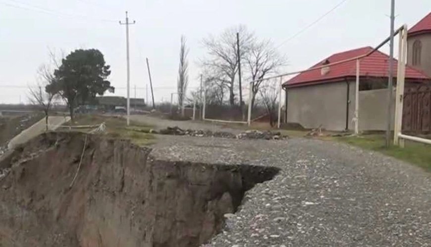 TƏCİLİ! Azərbaycanda kənd TƏHLÜKƏLİ VƏZİYYƏTDƏ: Çay öz məcrasından çıxıb, YOL BAĞLANIB