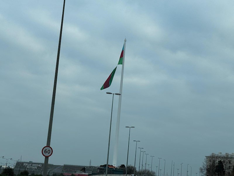 Bayraq Meydanında BİABIRÇILIQ: Bayraq cırıldı, aidiyyəti qurumlar isə... - VİDEO/ FOTO