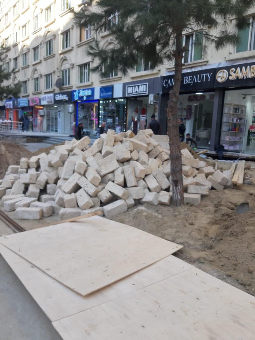 Abşeronda qanunsuz obyekt tikintisi QALMAQAL YARATDI - Bina sakinləri icra başçısına qarşı etirza qalxdı/VİDEO+FOTO