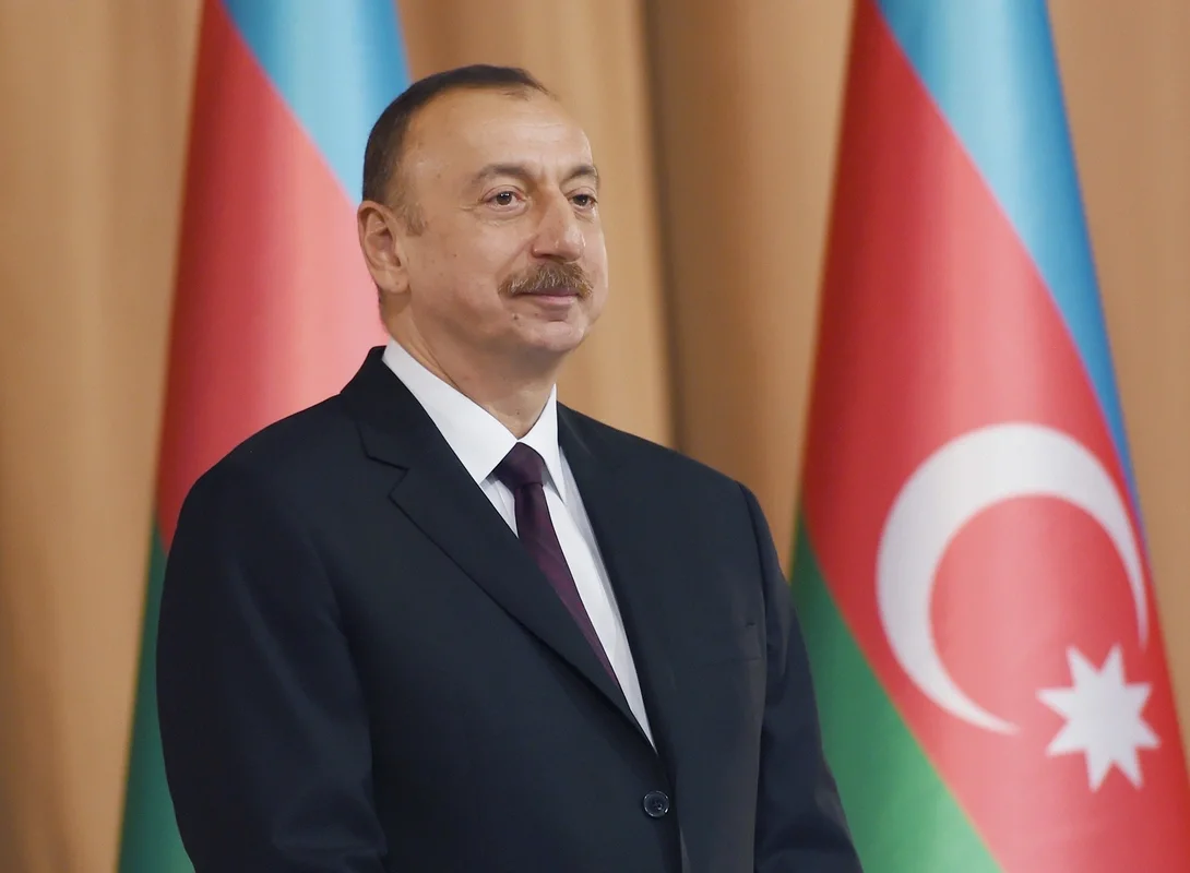 Prezident İlham Əliyev Bakı Enerji Həftəsi çərçivəsində keçirilən sərgilərlə tanış olub