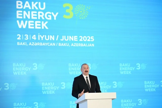 Prezident İlham Əliyev Bakı Enerji Həftəsi çərçivəsində keçirilən sərgilərlə tanış olub