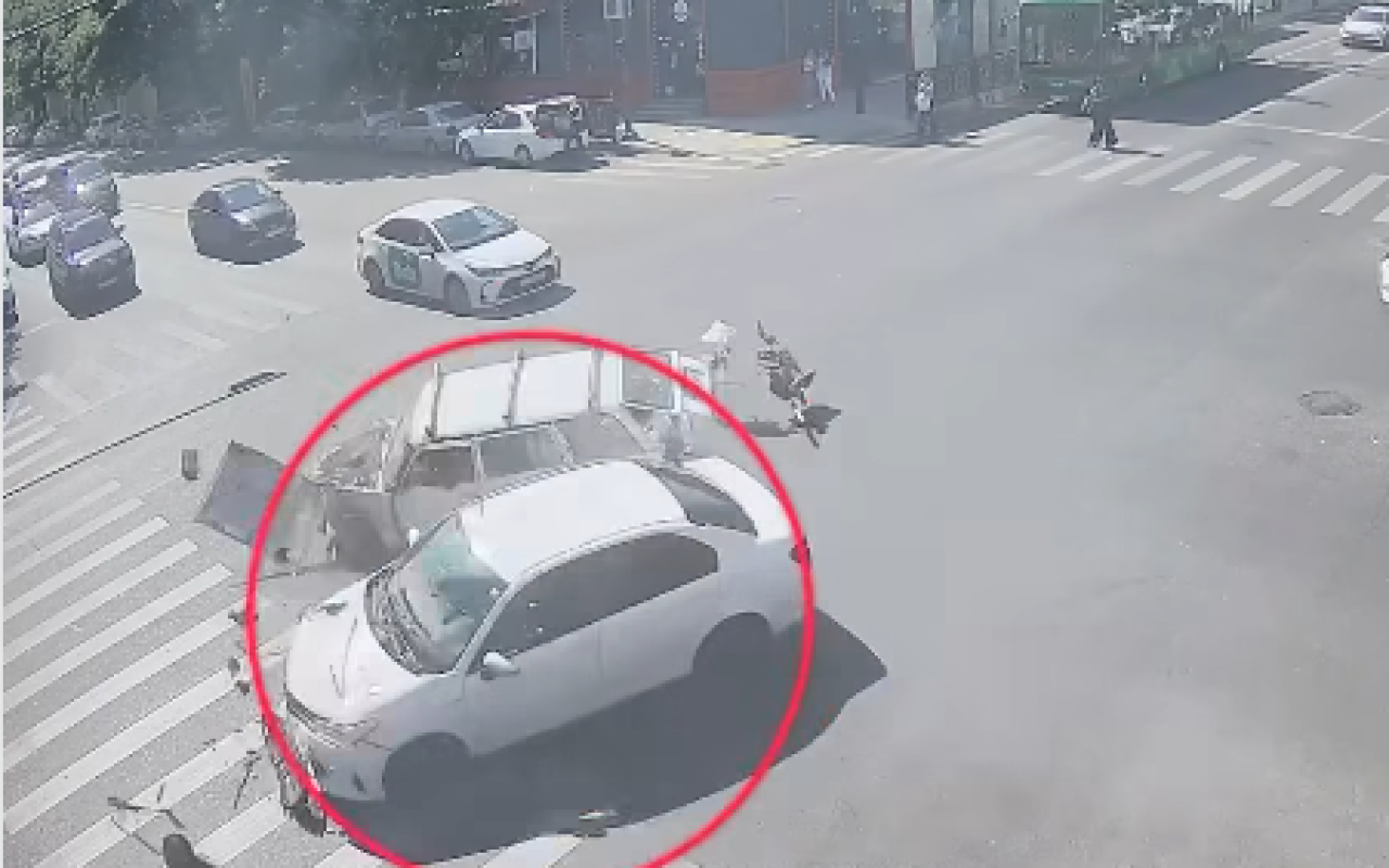 Övladı ilə yolu keçən ananı maşın vurdu - VİDEO
