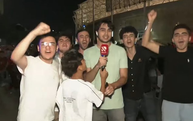 Coşqulu azarkeşlərin sevinci kameralarda - Video