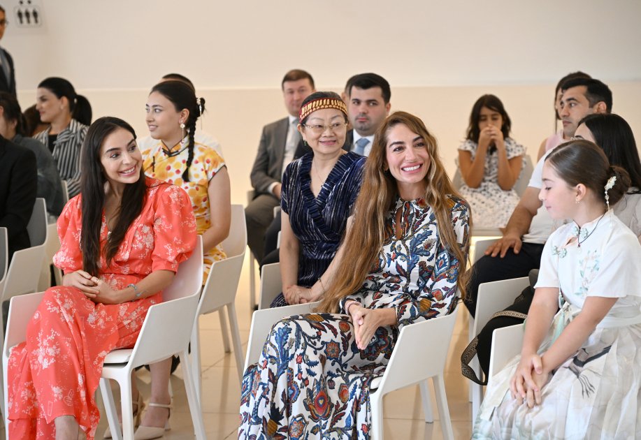 Leyla və Arzu Əliyevalar onlara sertifikatlar təqdim etdi