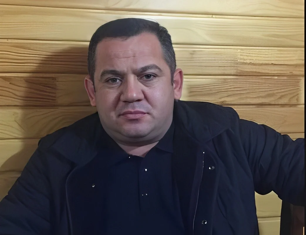 Qədim Ədilovun məhkəməsi başladı: 17 zərərçəkənə milyonlarla manat zərər vurulub