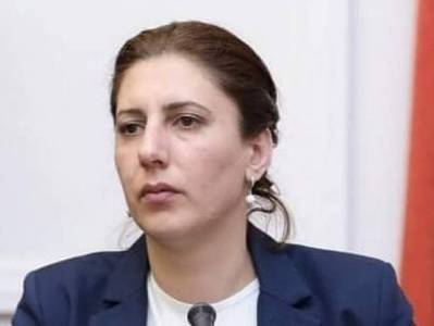 Ermənistanda məhkəmə deputatı nazirdən üzr istəməyə məcbur eti