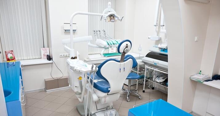 Bu klinikada həkim olmayanlar necə stomatoloq kimi çalışır?