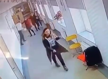 Lənkəranda direktor müavini şagirdi və xadiməni döydü - VİDEO