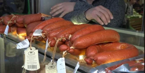 Ucuz kolbasa məhsullarından birinin tərkibində at əti aşkarlandı: "Dünən gələn məhsulun tarixi artıq silinib" VİDEO