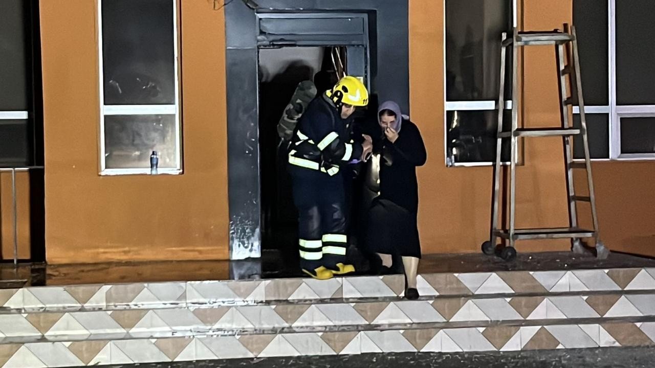 Yasamaldakı yanğında üç nəfər ölüb, 20 nəfər zəhərlənib - VİDEO