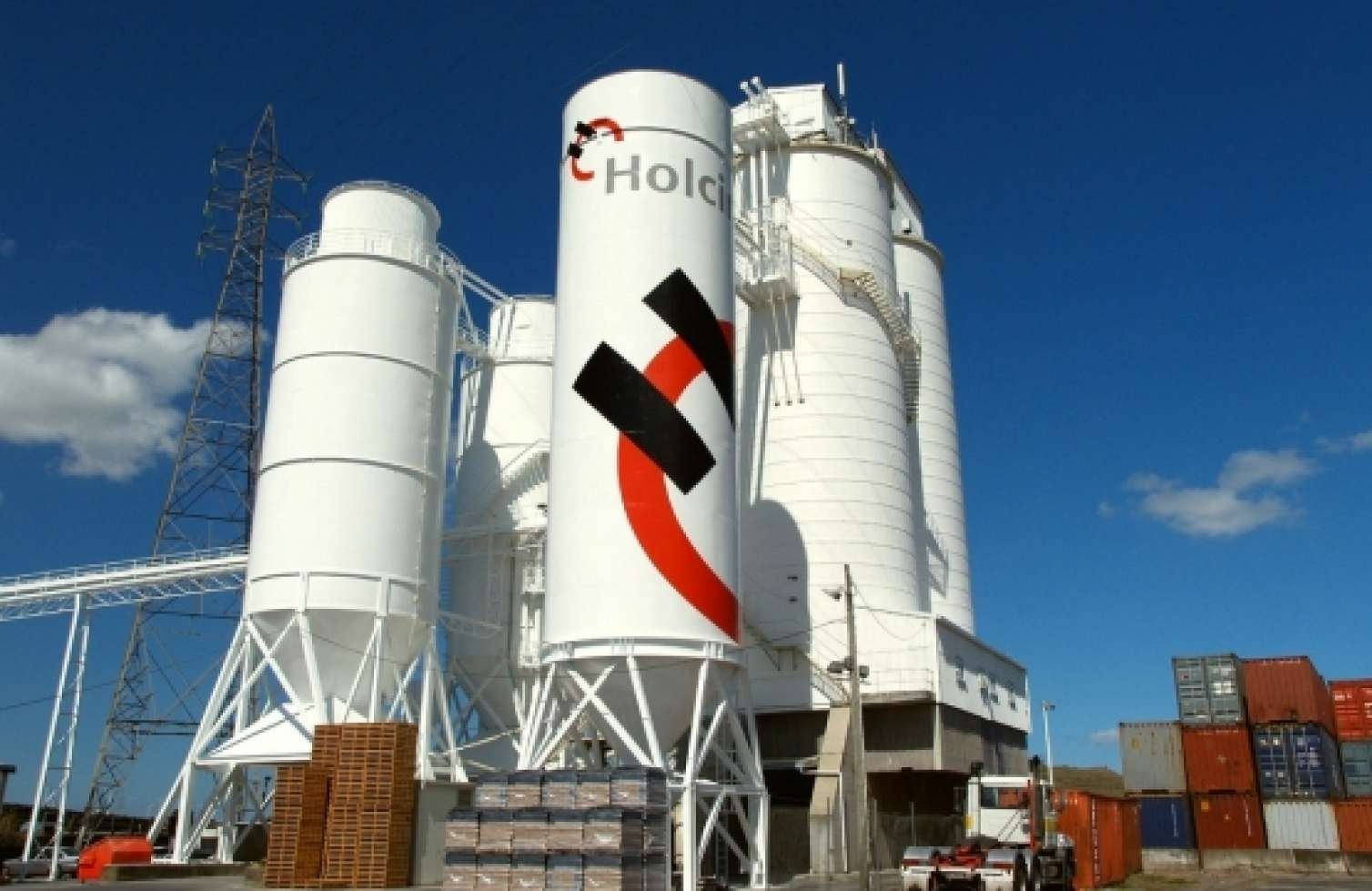 “Holcim” də nə baş verir? Kütləvi işdən çıxarılanlar narazılıq edir…