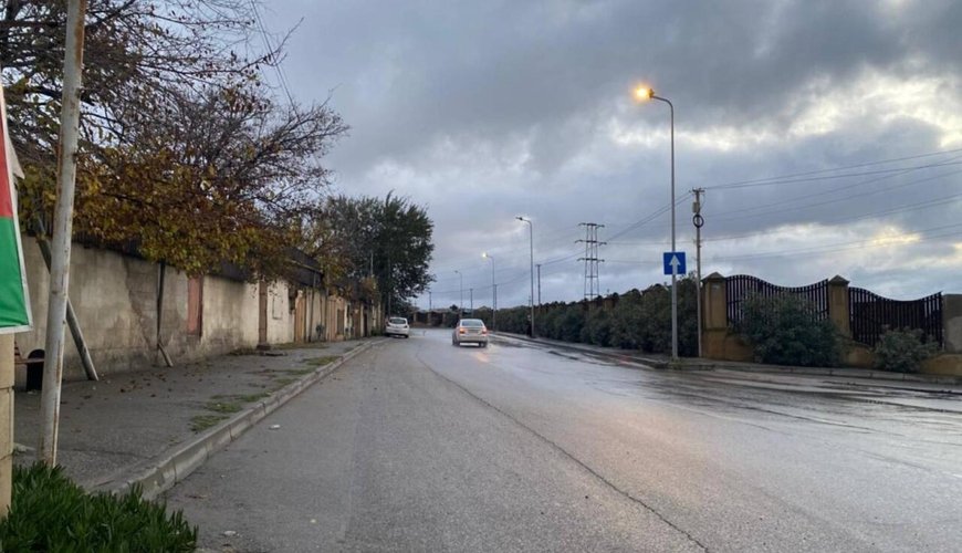 Bakıda səkiyə ÇİRKAB SUYU axır - İyrənc vəziyyət yaranıb - FOTO