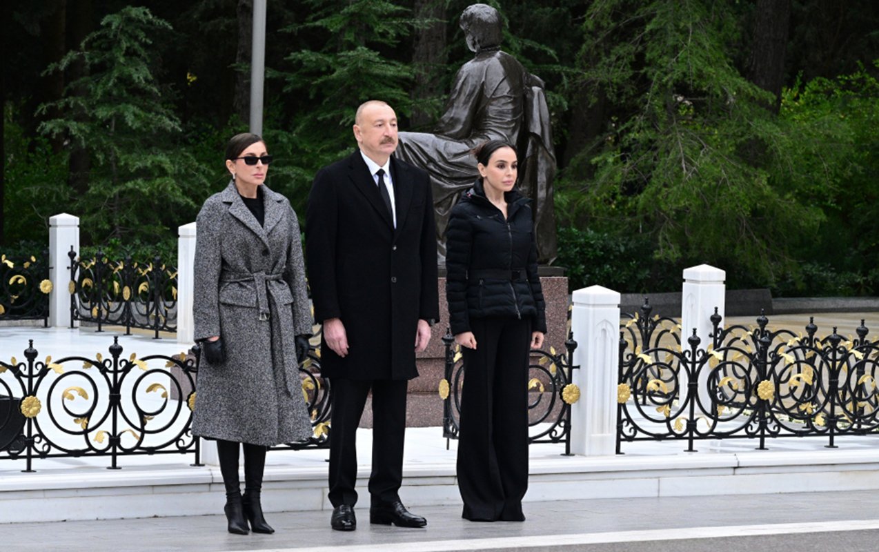 Prezident xanımı və qızı ilə Fəxri xiyabanı ziyarət etdi