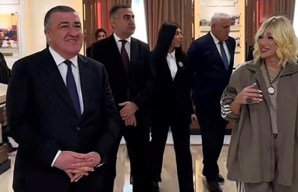 Röyanın icra başçısı ilə bu şəkli tənqid olundu - FOTOLAR