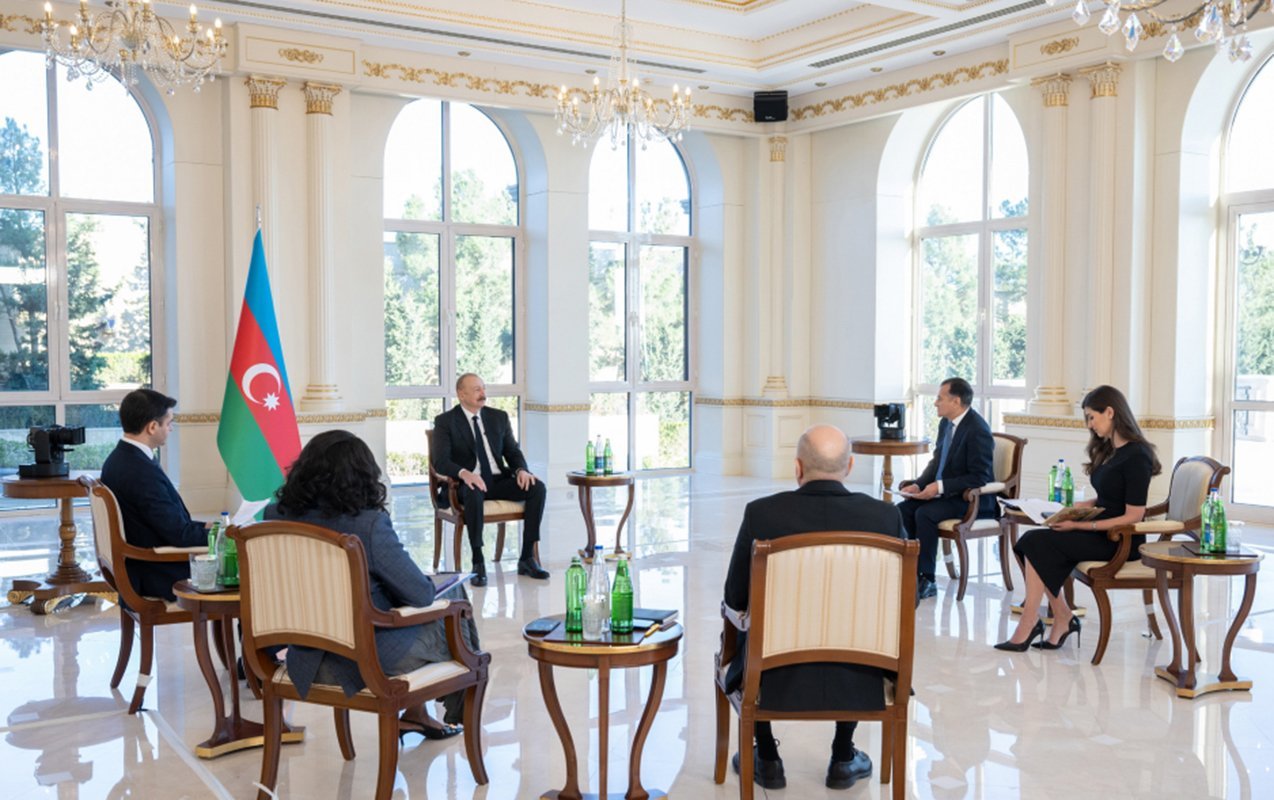 Prezident yerli televiziya kanallarına müsahibə verdi - Fotolar