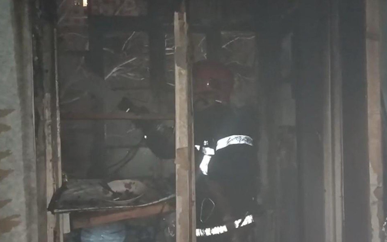 Bakıda binadakı yanğın söndürüldü - YENİLƏNİB (VİDEO)