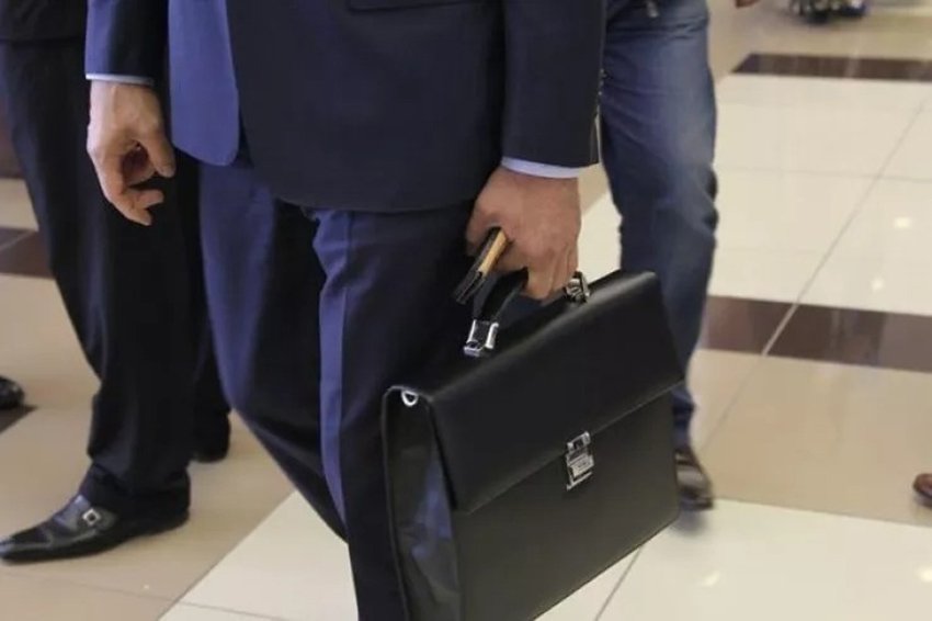 Azərbaycanlı komitə rəhbəri ÖLKƏDƏN QAÇDI: "Bakı həyəti" və milyardlar NECƏ BÖLÜNDÜ?