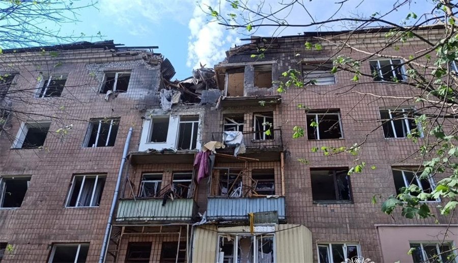 Ukrayna şəhərlərinə yeni BALLİSTİK ZƏRBƏLƏR: Xarkovda 5 mərtəbəli bina VURULDU, ölənlər VAR